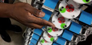 Anhand dieses Modells eines eindimensionalen Materials zeigen Forscher einen neuen Weg auf, wie sich die Steifigkeit eines Materials mithilfe von Schallwellen aus der Ferne verändern lässt