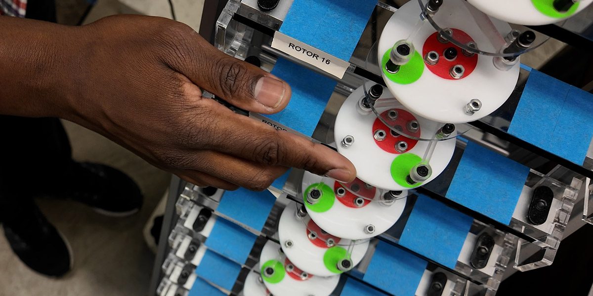 Anhand dieses Modells eines eindimensionalen Materials zeigen Forscher einen neuen Weg auf, wie sich die Steifigkeit eines Materials mithilfe von Schallwellen aus der Ferne verändern lässt