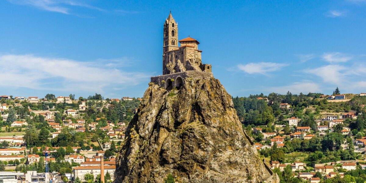Saint-Michel d’Aiguilhe trohnt isoliert auf der Spitze eines rund 85 Meter hohen Vulkankegels