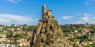 Saint-Michel d’Aiguilhe trohnt isoliert auf der Spitze eines rund 85 Meter hohen Vulkankegels