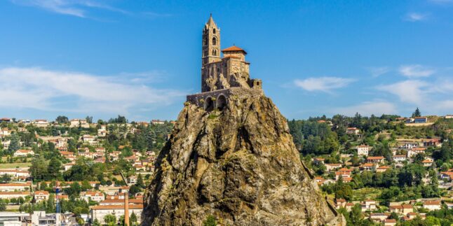 Saint-Michel d’Aiguilhe trohnt isoliert auf der Spitze eines rund 85 Meter hohen Vulkankegels