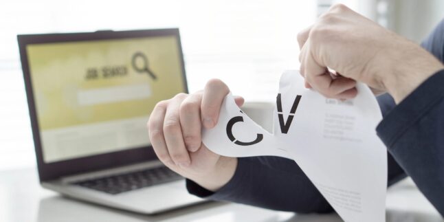 Bewerbungsunterlagen zerreißen