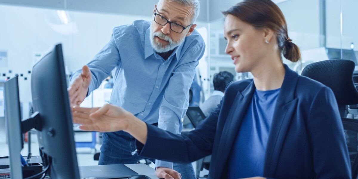 Zwei Kollegen diskutieren.