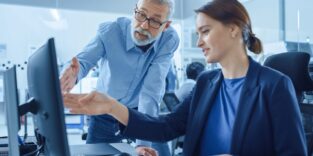 Zwei Kollegen diskutieren.