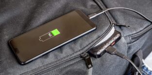 Smartphone lädt mit Powerbank