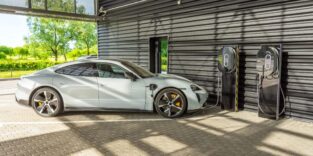 Ein Elektroauto beim Ladevorgang