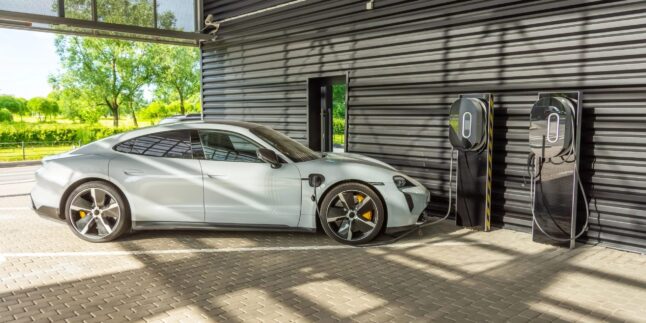 Ein Elektroauto beim Ladevorgang