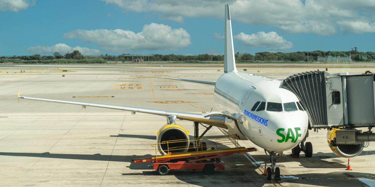 Ein Flugzeug mit SAF-Kennzeichnung