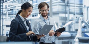 Mann und Frau schauen auf Laptop