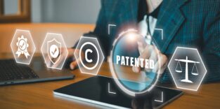 Symbolbild: Geschäftsperson, die eine digitale Benutzeroberfläche zur Verwaltung nutz