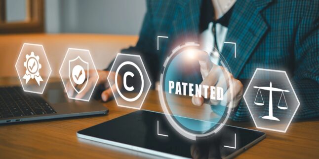 Symbolbild: Geschäftsperson, die eine digitale Benutzeroberfläche zur Verwaltung nutz