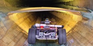 Roboter im Innenraum eines Rotorblatts.