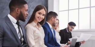 Bewerbende warten auf das Vorstellungsgespräch