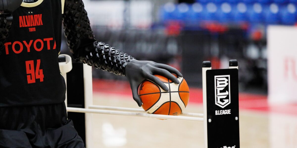 Glänzender Auftritt für CUE4, den basketballspielenden Roboter, beim All Star Game der japanischen B-League. Foto: Toyota Motor Corporation