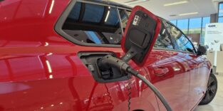 Ladekabel an rotem E-Auto