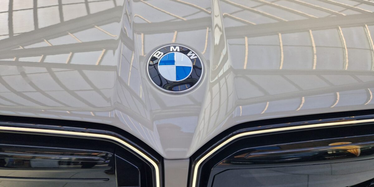 BMW Logo Grill Symbolbild