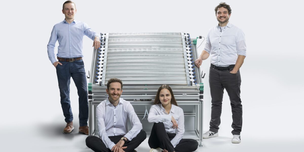 Das Photreon-Team vor seinem Ein-Quadratmeter-Prototyp (v.l.n.r.): Anselm Dreher, Paul Kant, Maren Cordts und Michael Rubin. Foto: Amadeus Bramsiepe/KIT