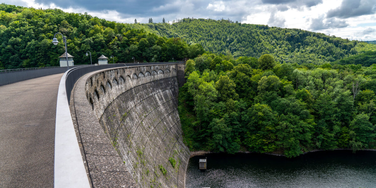 Staumauer der Urfttalsperre in der Eifel