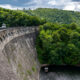 Staumauer der Urfttalsperre in der Eifel