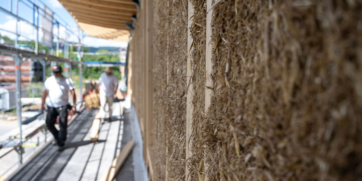 Strohballen zwischen Holzständern