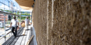 Strohballen zwischen Holzständern