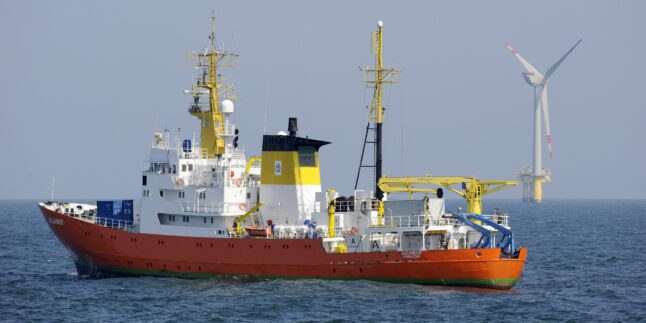 Schiff vor Offshore-Windrad