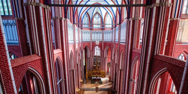 Innenraum mit Kreuzaltar des Doberaner Münster