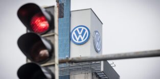 Rote Ampel vor VW-Werk