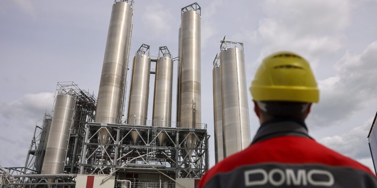 Ein Mitarbeiter von Domo Chemicals steht während des turnusmäßigen Turnarounds vor Silos.