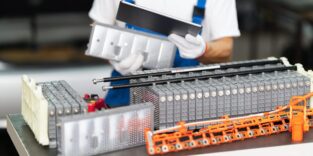 Techniker montiert Batteriemodule