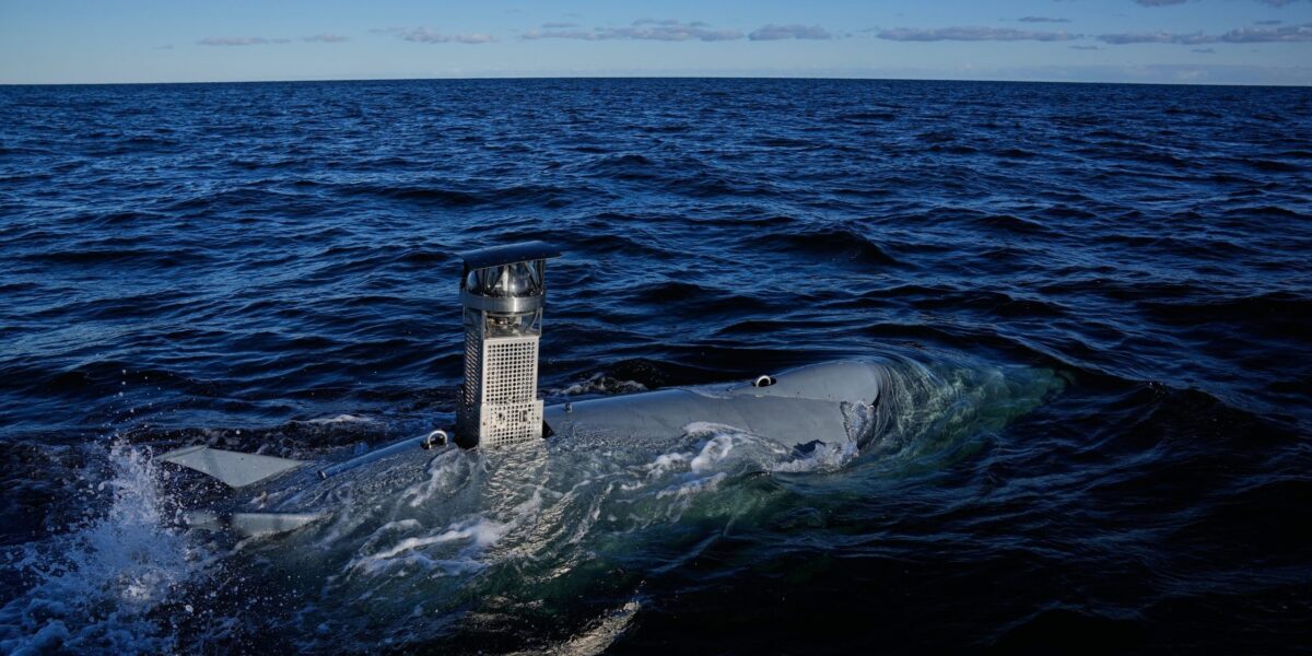 Tauchroboter an Wasseroberfläche