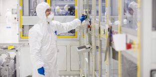 Arbeiter in Batteriefabrik