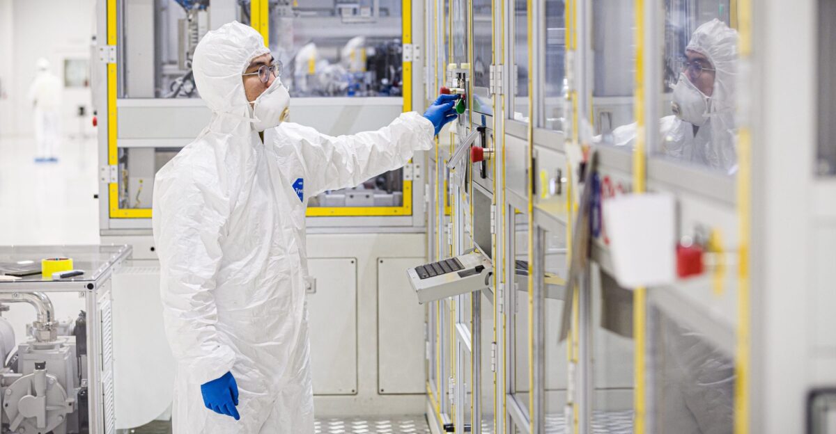 Mitarbeiter im Reinraum PowerCo