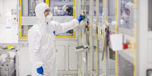 Mitarbeiter im Reinraum PowerCo