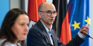 Matthias Barth (r), Vorsitzender der Brandenburgischen Landeskonferenz der Hochschulpräsidenten, spricht während einer gemeinsamen Pressekonferenz mit Manja Schüle (SPD), Brandenburgs Ministerin für Wissenschaft, Forschung und Kultur, zur Novelle des Hochschulgesetzes.