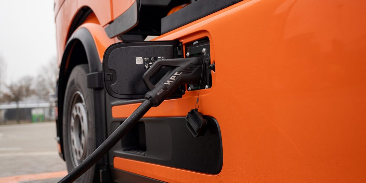 Elektro-Lkw beim Laden an einer konventionellen Schnelllade