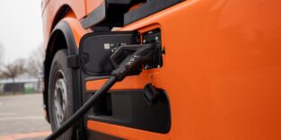 Elektro-Lkw beim Laden an einer konventionellen Schnelllade