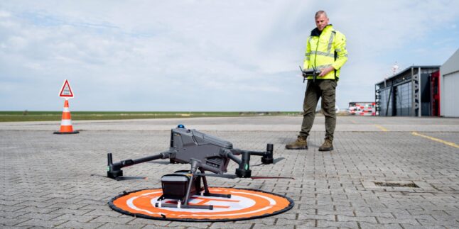 Ingo Hellmann, Drohnenpilot und Betriebsleiter der FLN Frisia-Luftverkehr am Flugplatz Norddeich, startet eine Drohne vom Typ DJI Matrice 400