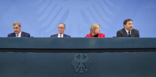 Berlin, Deutschland: Bundeskanzleramt: Pressekonferenz nach Koalitionsausschuss: L-R: CSU-Chef Markus Söder, Bundeskanzler Friedrich Merz (CDU), Bundesministerin für Arbeit und Soziales Bärbel Bas (SPD), Bundesminister der Finanzen Lars Klingbeil (SPD),
