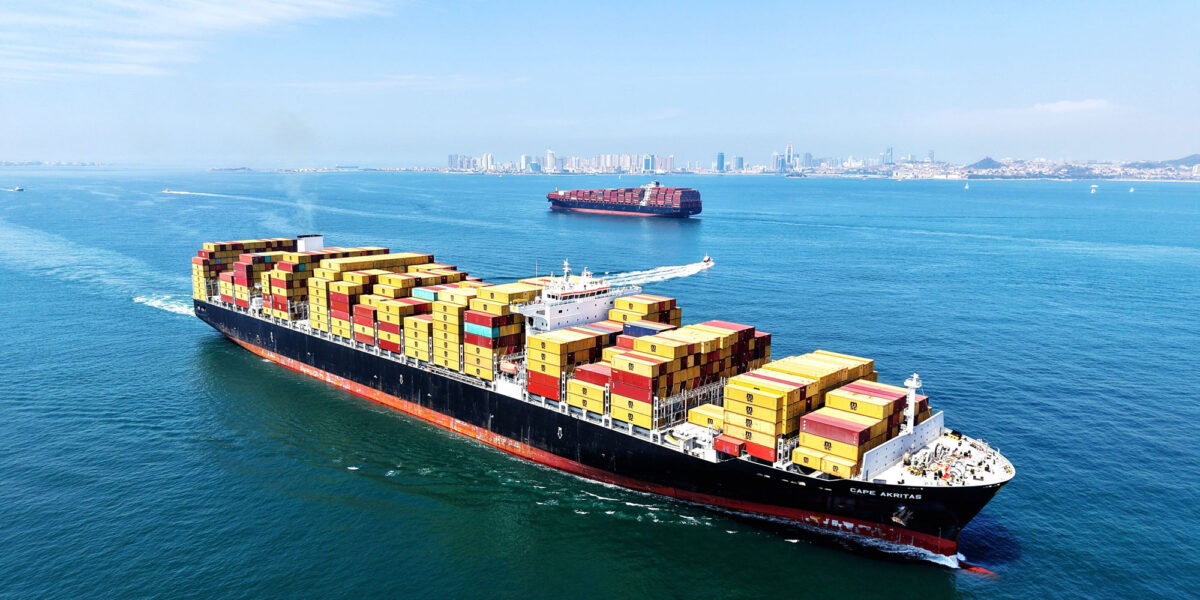 Zwei Frachtschiffe kreuzen auf offener See