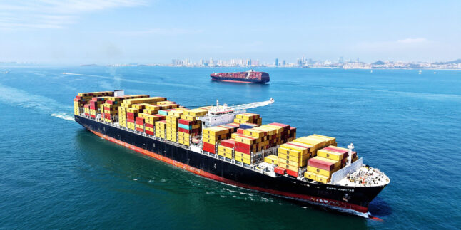 Zwei Frachtschiffe kreuzen auf offener See