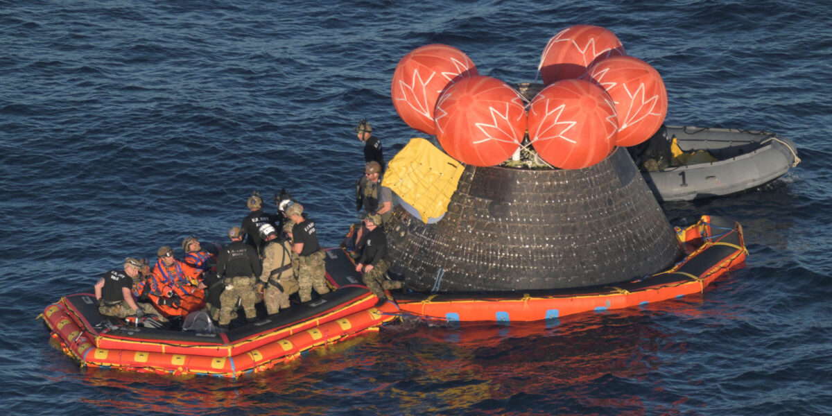 Hier werden die Besatzungsmitglieder von Artemis II nach ihrer erfolgreichen Wasserung im Pazifik in ein Rettungsfloß gebracht.