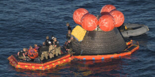 Hier werden die Besatzungsmitglieder von Artemis II nach ihrer erfolgreichen Wasserung im Pazifik in ein Rettungsfloß gebracht.