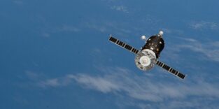 Das russische unbemannte Versorgungsraumschiff „Progress 93“, beladen mit Abfall von der Internationalen Raumstation, startet nach siebenmonatigem Andockmanöver