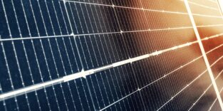 Solarpanel auf das die Sonne scheint.