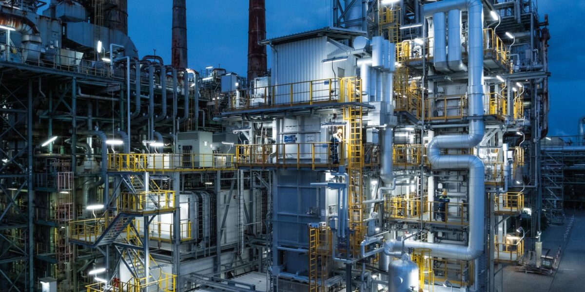 Seit April 2024 spaltet diese Demonstrationsanlage eines emissionsarm elektrisch beheizten Steamcrackers bei der BASF in Ludwighafen