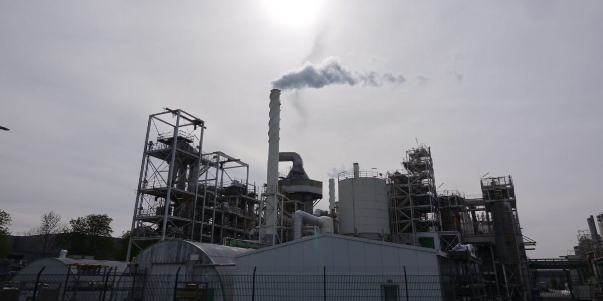 Industrieanlage mit rauchendem Schlot