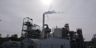 Industrieanlage mit rauchendem Schlot