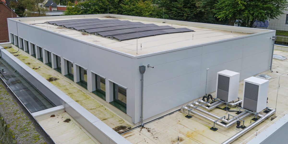 Der VfL Oldenburg e. V. hat aus eigenen Töpfen sowie mit Unterstützung durch  öffentliche Fördermittel eine neue Einfeld-Sporthalle realisiert (auf dem Dach die ­Photovoltaik- und Wärmepumpentechnik). Foto: August Brötje