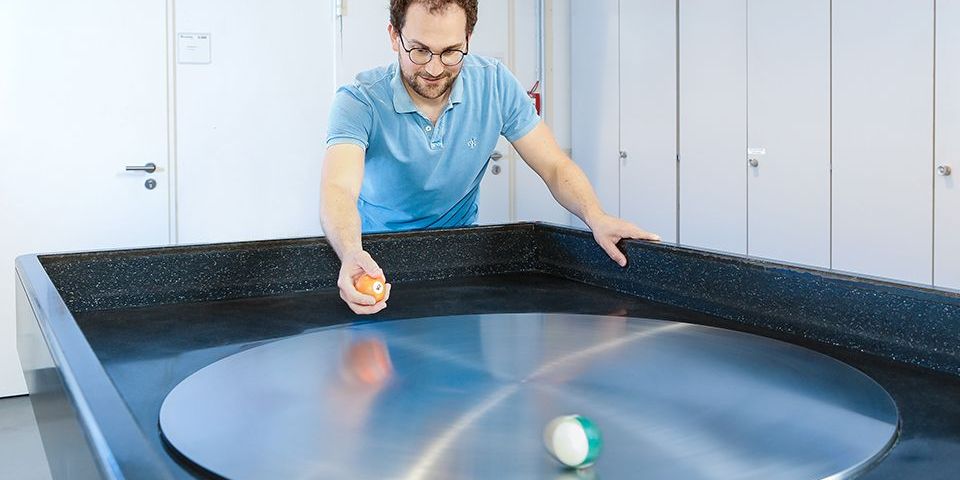 Mehr Ruhe im Museum: Drehender Billardtisch ohne unerwünschte Schwingungen. Foto: Fraunhofer LBF, Ursula Raapke